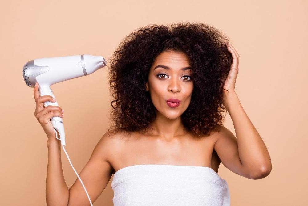 Dicas para secar o cabelo sem danificar: brilho e saúde em casa