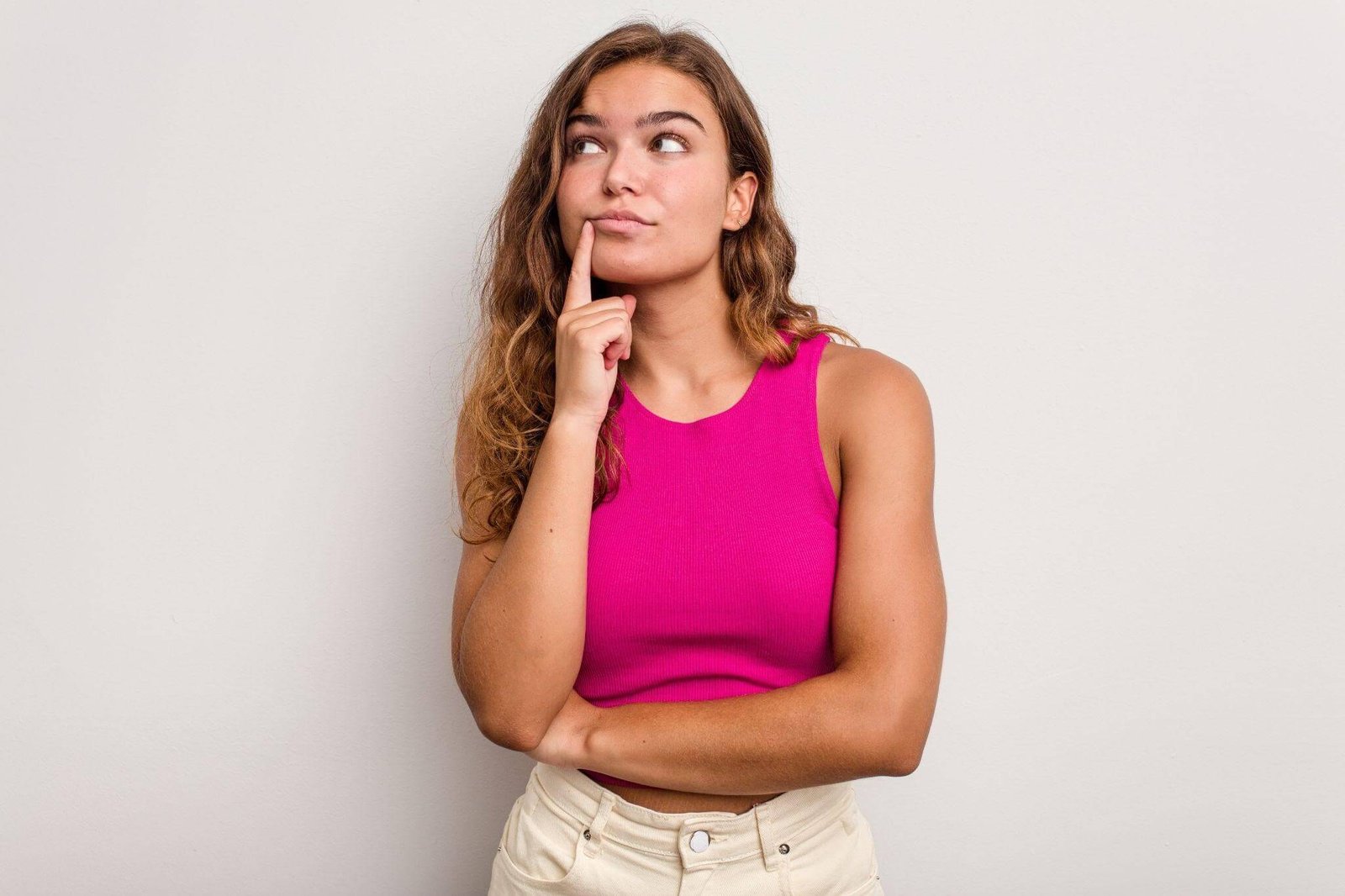 Mulher pensativa com dúvida.