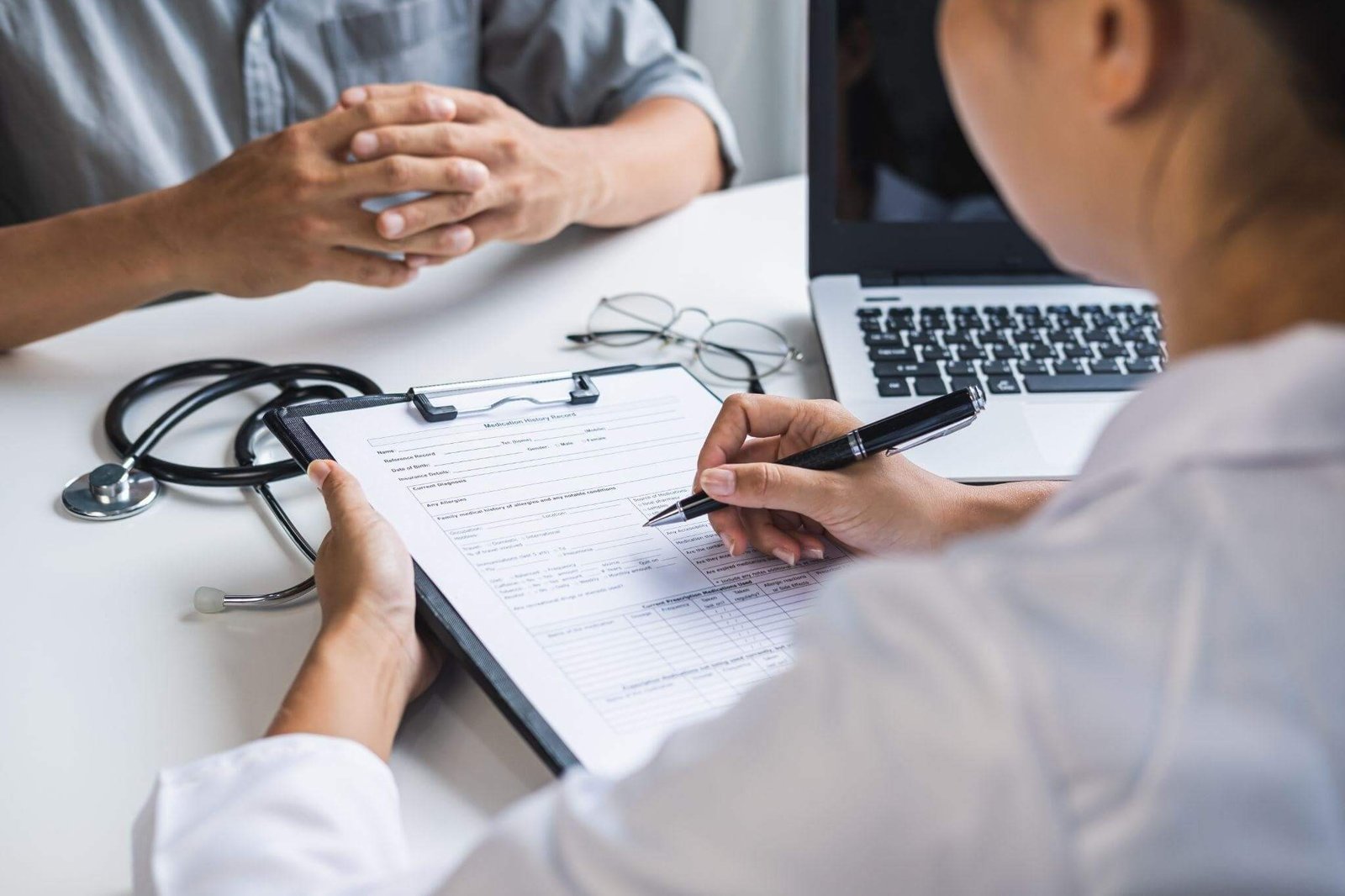 Médico realizando o check up em um paciente em seu consultório.