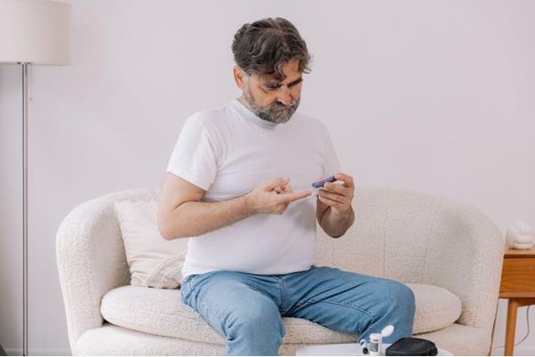 Portador de diabetes aplica insulina.