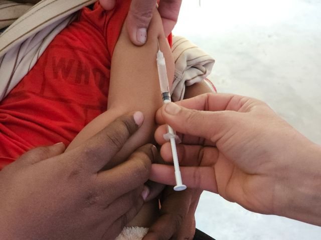 Bebê recebendo a dose de vacina BCG.